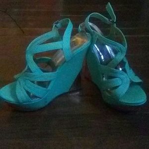 Light green wedges its size 8
